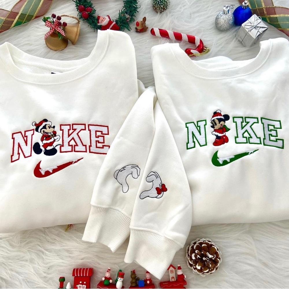 🎄☃️LIMITED EDITION- CHRISTMAS- Mickey and Minnie EMBROIDERED SWEATSHIRT🎁